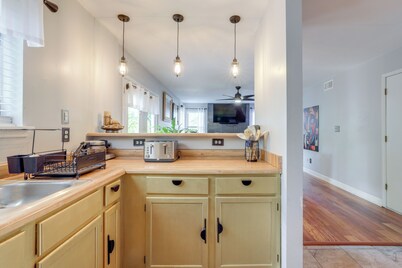 4 Mi to Stone Mountain: Retreat w/ Office!