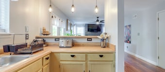 4 Mi to Stone Mountain: Retreat w/ Office!