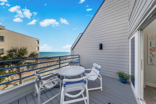 Beachfront Condo w/ Balcony on Manasota Key