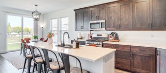 6 Mi to Great Salt Lake: Mtn-view Retreat!