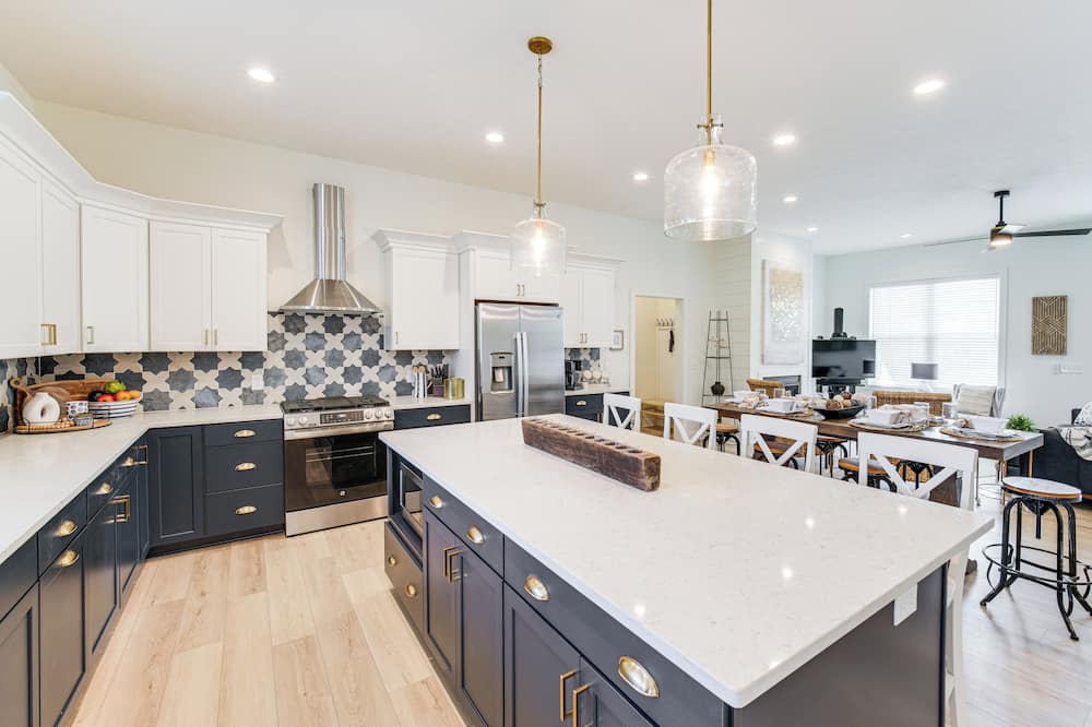 Walk to Lake Erie: Sleek Retreat w/ Screened Patio - Lake County, OH