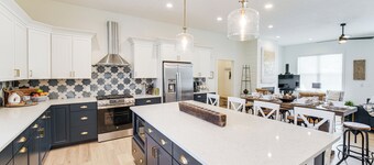 Walk to Lake Erie: Sleek Retreat w/ Screened Patio