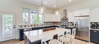 Walk to Lake Erie: Sleek Retreat w/ Screened Patio