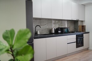 Kühlschrank, Mikrowelle, Ofen, Herdplatte