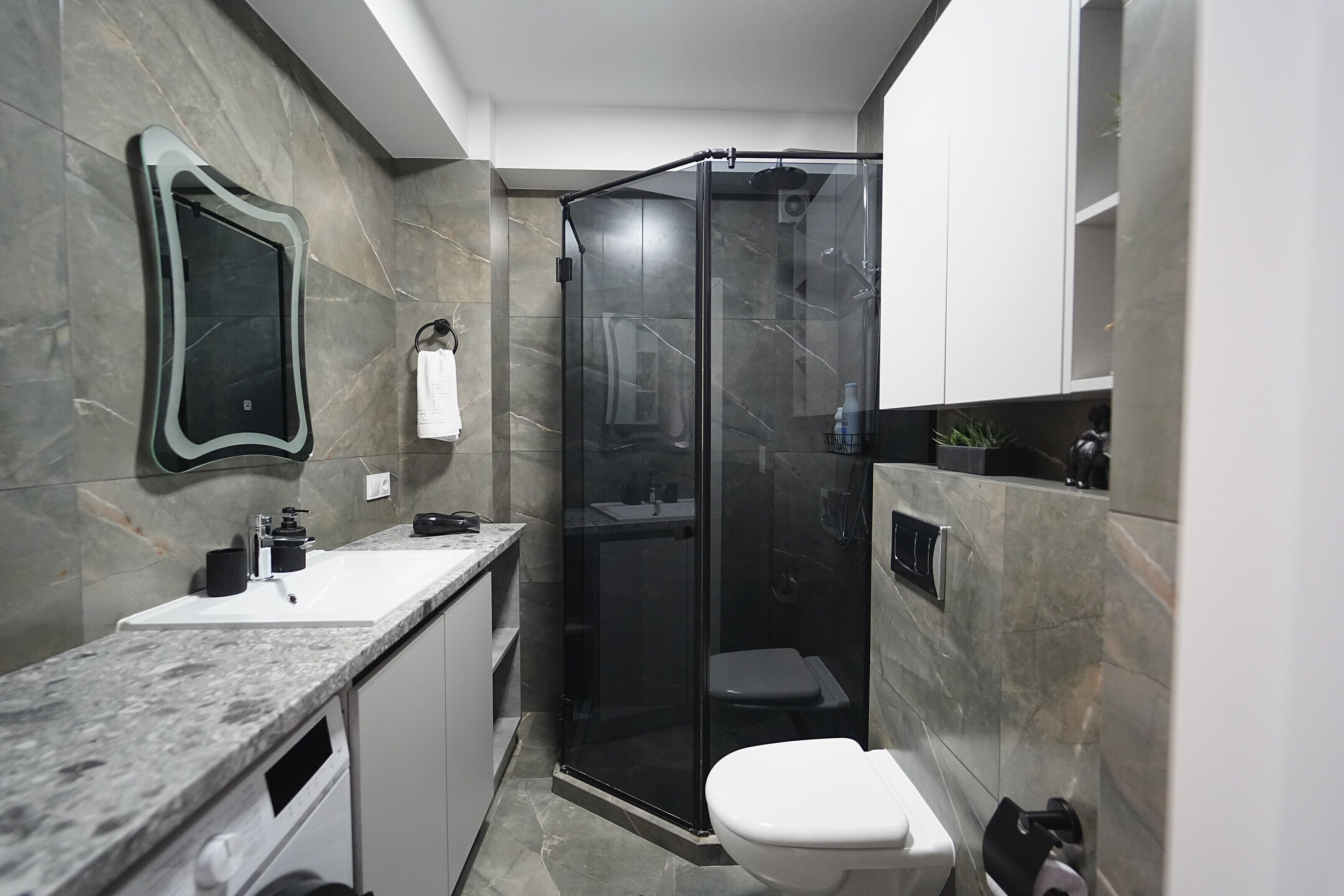 Dusch, hårtork, handdukar och tvål