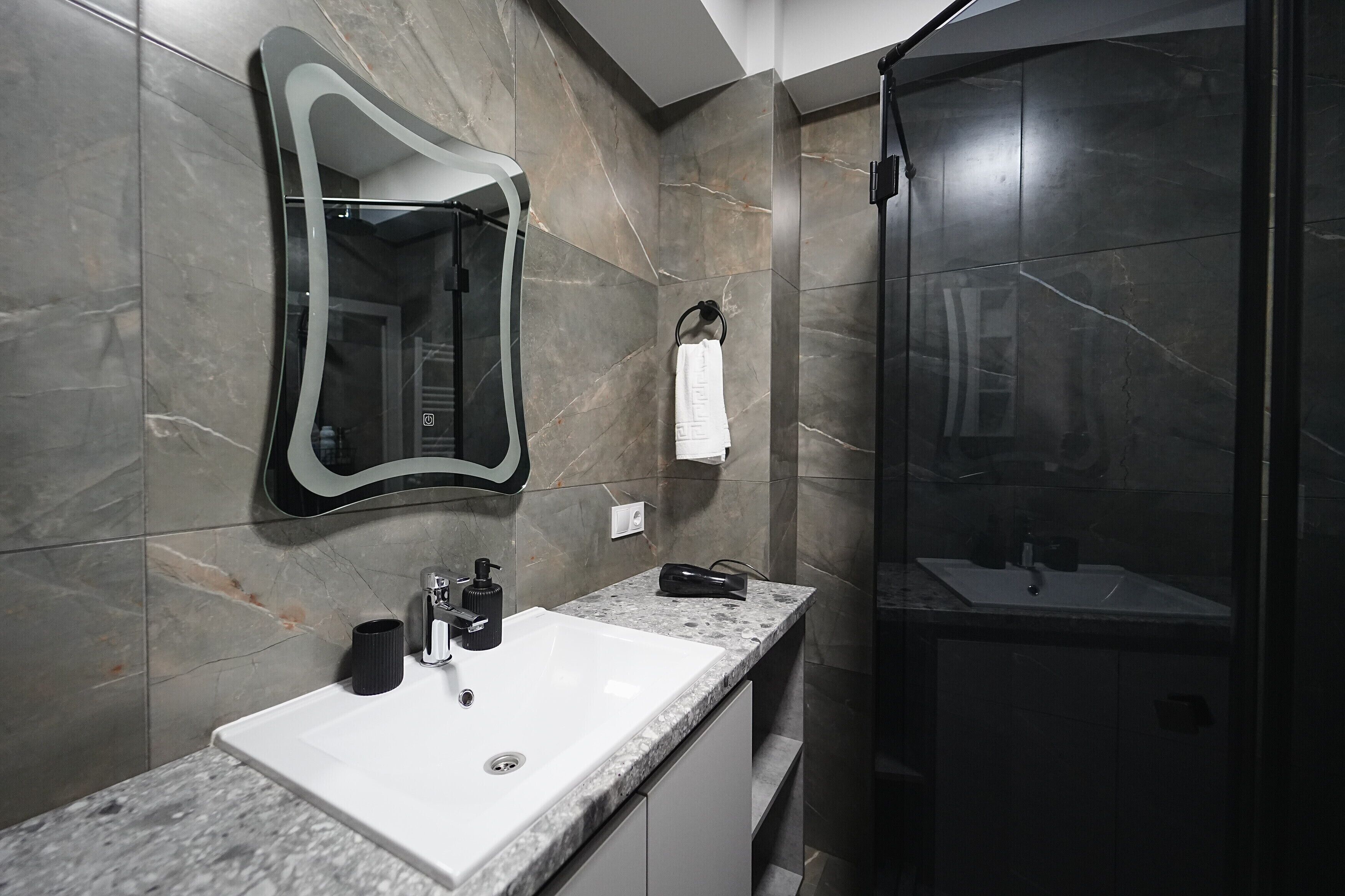 Dusche, Haartrockner, Handtücher, Seife
