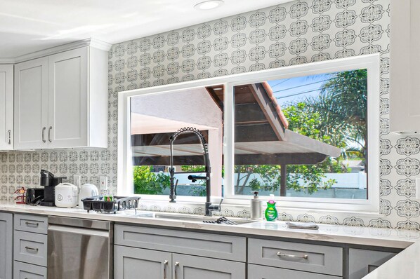 3 bedrooms, Internet - Sunny Spanish Villa Pool Parking Privacy (Hacienda Heights)