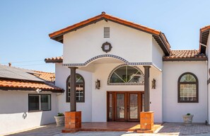 3 bedrooms, Internet - Sunny Spanish Villa Pool Parking Privacy (Hacienda Heights)