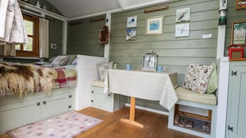 1 quarto, individualmente decorados, individualmente mobiliados