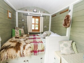 1 개의 침실, 각각 다른 스타일의 인테리어, 각각 다르게 가구 비치