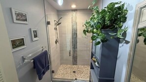 Dusche, Haartrockner, HandtĂŒcher
