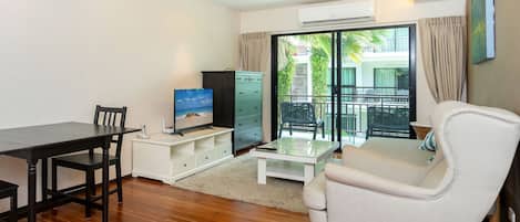 คอนโดสำหรับครอบครัว, 1 ห้องนอน, ระเบียง, วิวสวน | บริเวณนั่งเล่น | ทีวีจอแบน 36 นิ้ว พร้อมช่องเคเบิล
