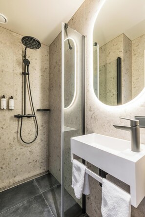 Habitació doble Comfort | Bany | Dutxa, assecador de cabells, tovalloles i sabó 