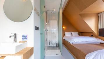 Habitación cuádruple familiar | Baño | Regadera, secadora de cabello, toallas, jabón