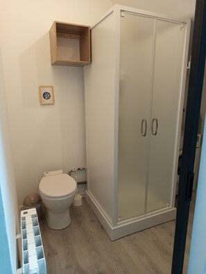 Shower, towels, toilet paper - Apartment on the Opal Coast, just a few minutes from the beach. (Saint-Inglevert)