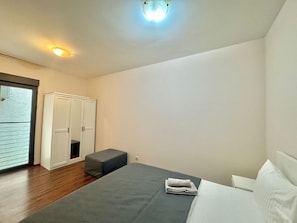 Apartamento conforto, sacada, vista para a cidade | 2 quartos, quartos à prova de som, Wi-Fi de cortesia, roupa de cama
