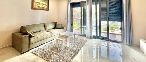 LĂ€genhet Comfort - balkong - utsikt mot staden | Vardagsrum | 45-tums LCD-tv med digitalkanaler