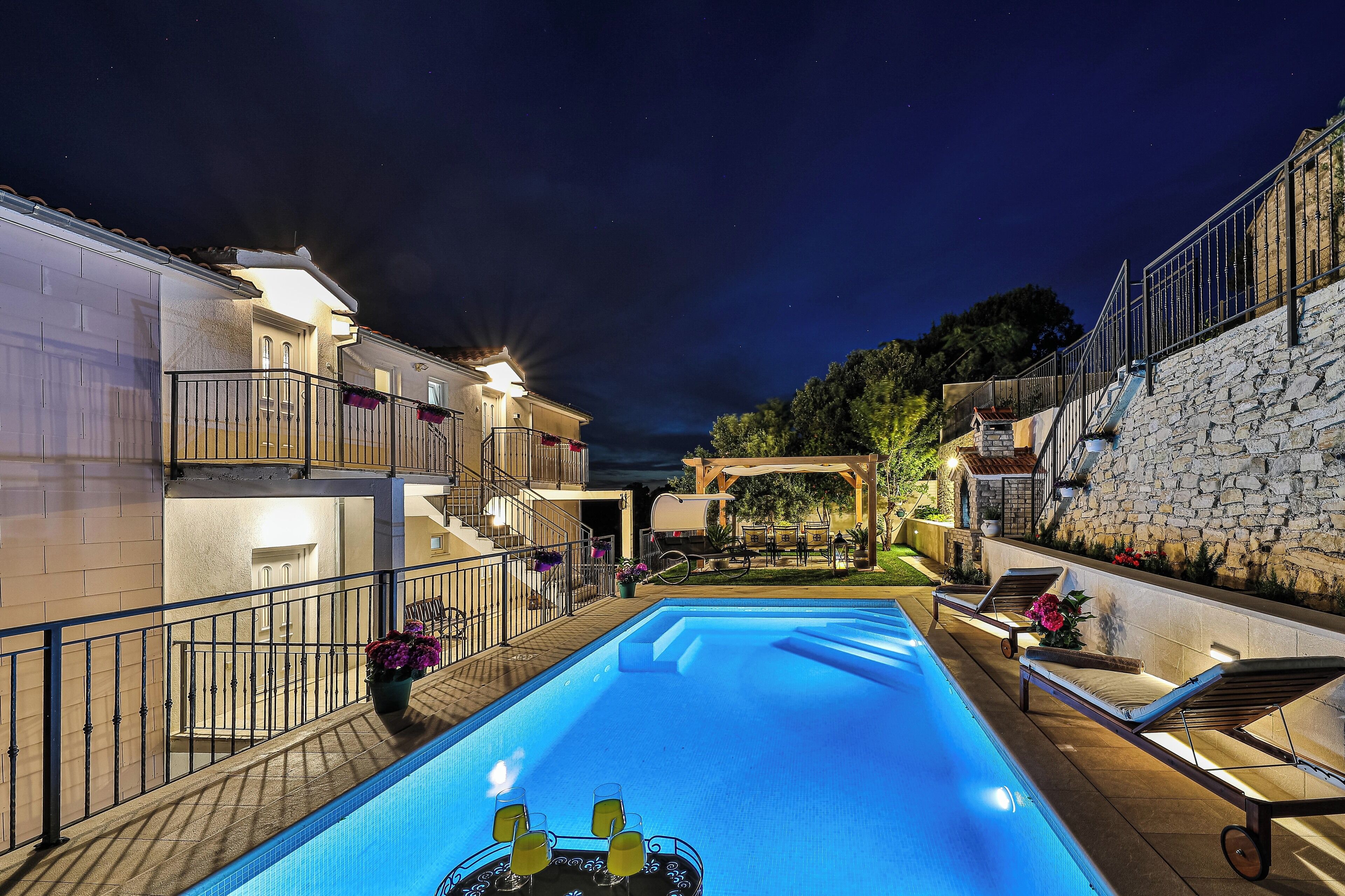 室外游泳池，恒温泳池