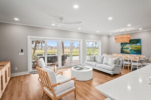 Casa, varias camas, balcón, vistas al mar (350 Ocean Point) | Interior