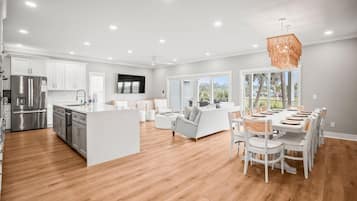 House, Multiple Beds, Balcony, Ocean View (350 Ocean Point) | Interior