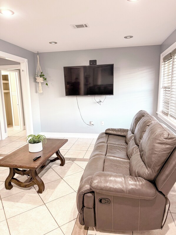 Smart TV, books - Quiet home in Kenner with AC, WiFi. Mins from everything/ Airport, NOLA (Kenner)