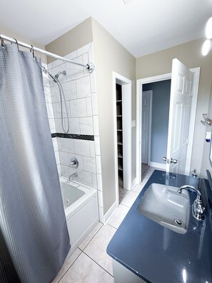 Hair dryer, towels, soap, toilet paper - Quiet home in Kenner with AC, WiFi. Mins from everything/ Airport, NOLA (Kenner)