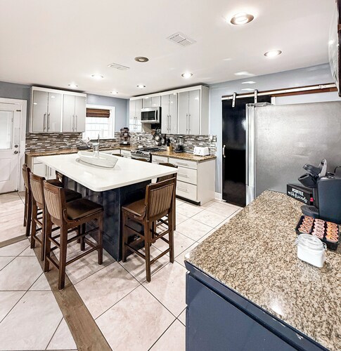 Quiet home in Kenner with AC, WiFi. Mins from everything/ Airport, NOLA