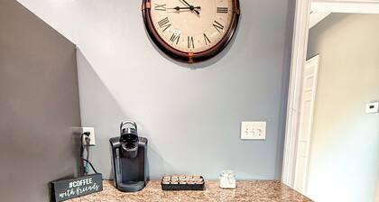 Quiet home in Kenner with AC, WiFi. Mins from everything/ Airport, NOLA