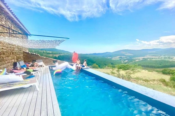 * Piscine à débordement avec transats