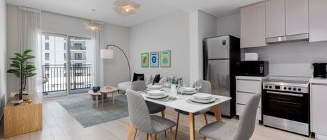 Refrigerador, microondas, horno y cafetera y tetera