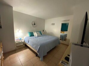 1 habitación, tabla de planchar con plancha y ropa de cama