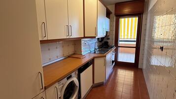 Ofen, Herdplatte, GeschirrspĂŒler, KĂŒchenrolle