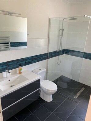 Huis, 2 slaapkamers, roken, balkon | Badkamer