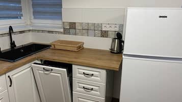 House, 2 Bedrooms, Smoking, Balcony | Private kitchen