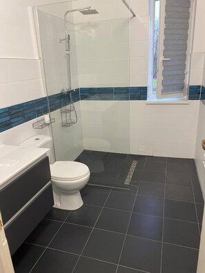 House, 2 Bedrooms, Smoking, Balcony | Bathroom - Cityland Near Mercedes Benz (Városföld)