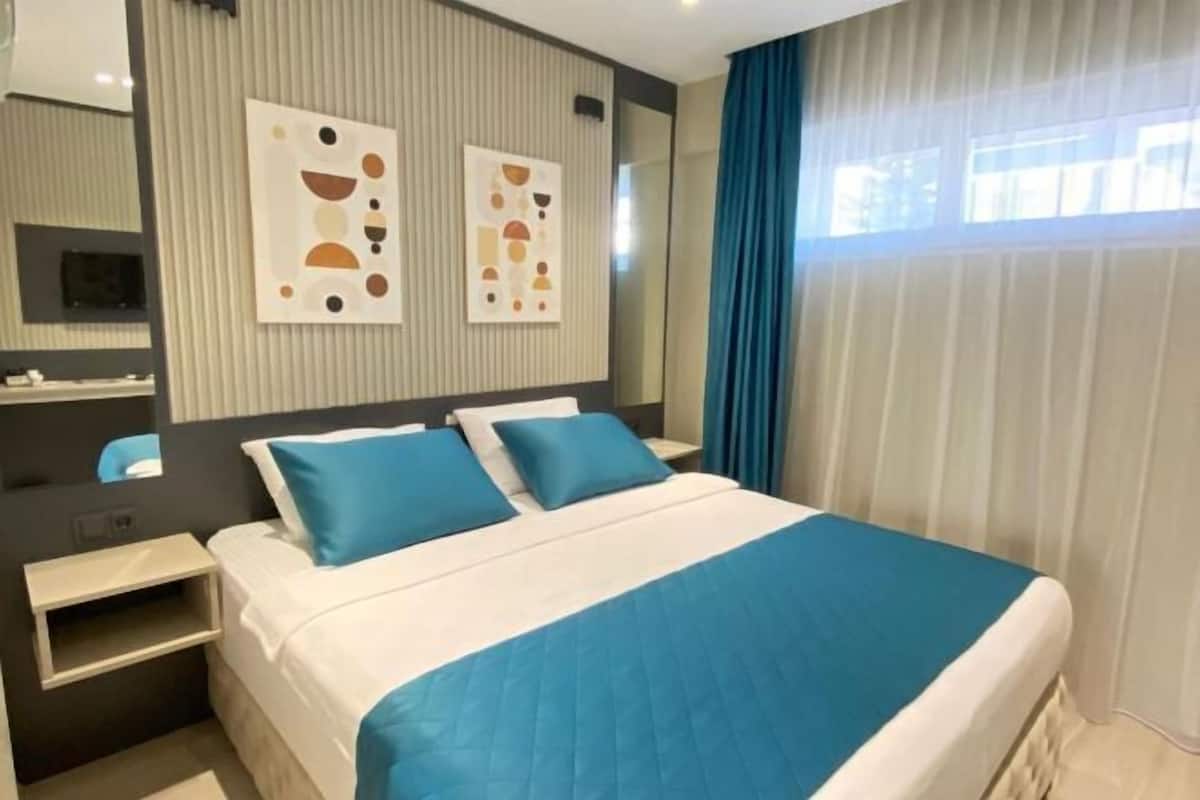 Caixa forta a l'habitació i cortines opaques