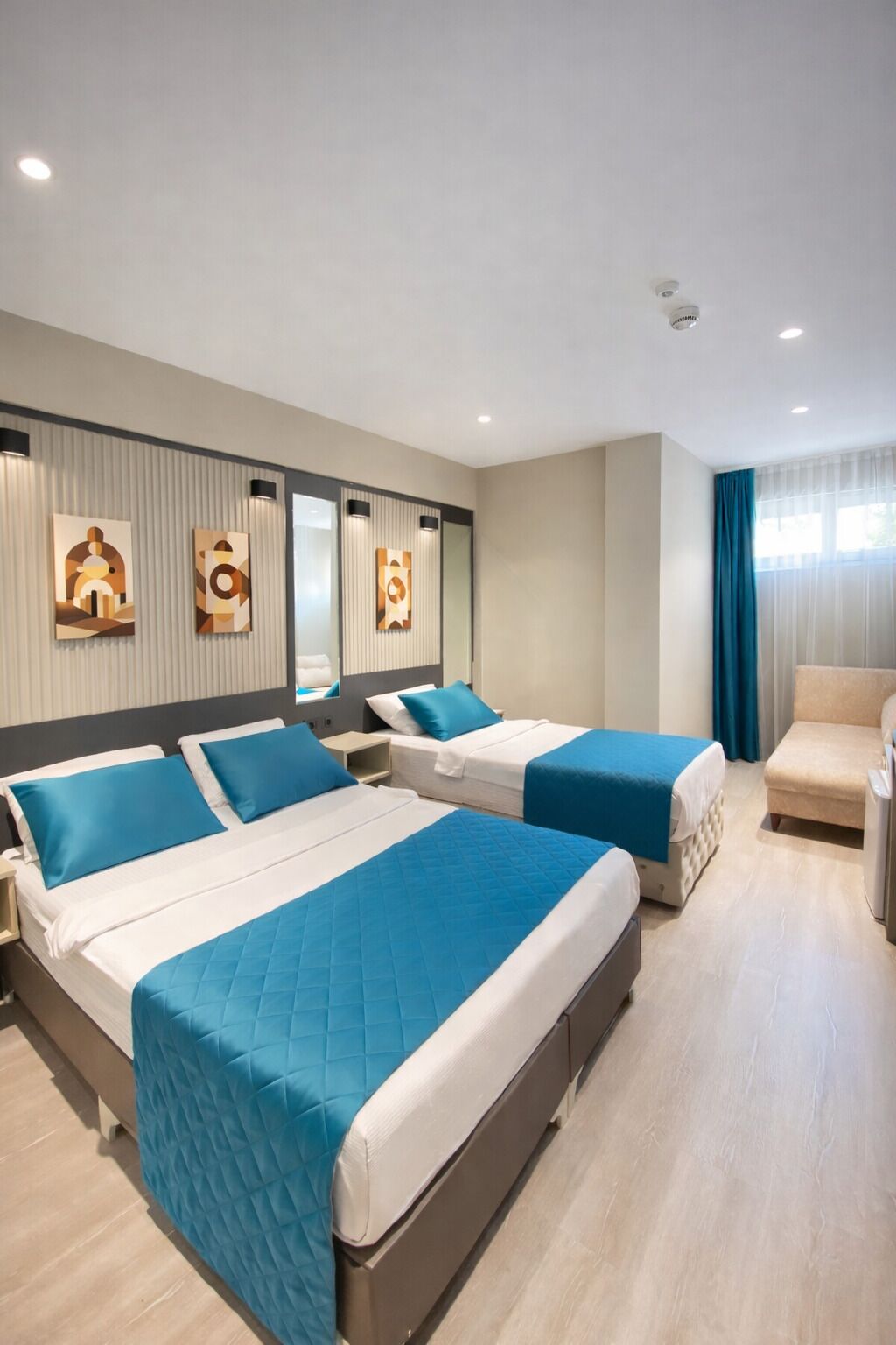 Familierom | Safe på rommet, blendingsgardiner, lydisolert og strykejern/-brett