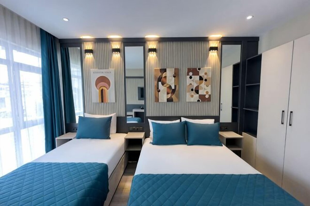 In-room safe, blackout curtains, soundproofing