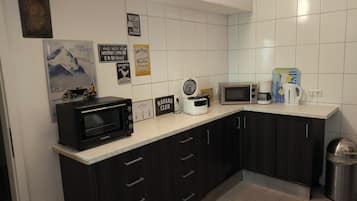 Kühlschrank, Mikrowelle, Herdplatte, Geschirrspüler