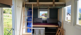 Minihouse with nice view, and access to recording studio and/or work space.