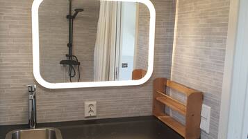 Dusche, Haartrockner, Handtücher, Seife