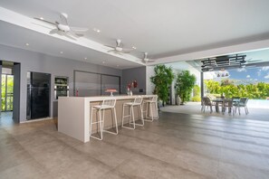 Design-villa - 5 soveværelser - udsigt til pool | Privat køkken | Elkedel, brødrister