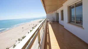 A balcony with a view of the beach and ocean. - EUROMAR - 3 bedroom apartm - Cullera - wifi (Cullera)