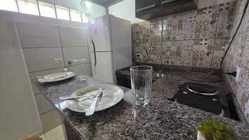 Refrigerador, microondas, parrilla de estufa y cafetera y tetera