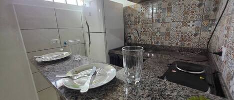 ثلاجة، ميكروويف، موقد طهي مسطح، ماكينة لصنع القهوة/الشاي