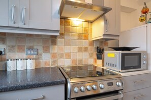 Réfrigérateur, four à micro-ondes, un four, surface de cuisson
