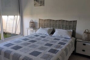 3 bedrooms, iron/ironing board, travel crib, free WiFi