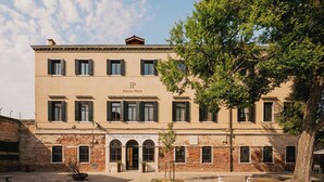 A building with a sign reading "Rimon Place" and "Casa Israeletica Di Riposo". - Rimon Place-Kosher (Venice)