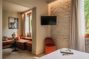 Junior Suite | Premium bedding, pillowtop beds, in-room safe, desk - Rimon Place-Kosher (Venice)