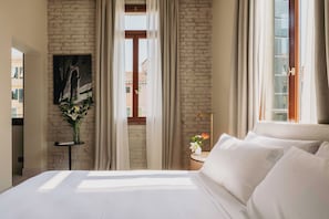 Kolmen hengen deluxe-huone, näköala kanavalle | 1 makuuhuone, tallelokero huoneessa, työpöytä
